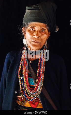 Eine Frau aus Akha-Stammes-Dorf tragen traditionelle Kleidung und Schmuck, in der Nähe von Kyaing Tong Shan-Staat, Birma (Myanmar) Stockfoto