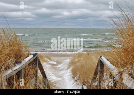 Winterspaziergang. Isolierte Great Lakes Strand im Winter. Stockfoto