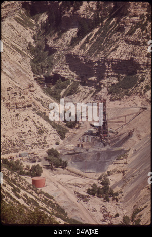 Die Kolonieanlage (nahe Grand Valley im Piceance Basin) hat nach jahrelanger Forschung Ölschiefer aus einer unterirdischen Mine entnommen und erfolgreich in einer experimentellen Retort-Kolonie, einem Joint Venture der Oil Shale Corporation und Atlantic, verarbeitet Stockfoto