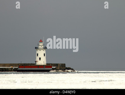 Wachposten. Harbor Beach, Michigan Leuchtturm Wachposten über eine gefrorene Lake Huron. Stockfoto