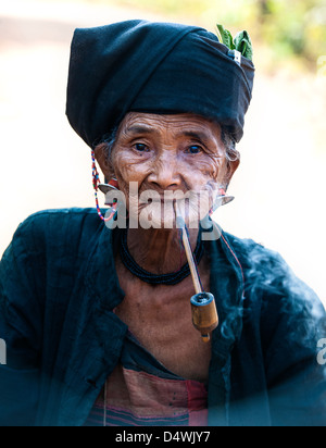 Eine alte Frau aus Akha-Stammes-Dorf tragen traditionelle Kleidung und Schmuck, in der Nähe von Kyaing Tong Shan-Staat, Birma (Myanmar) Stockfoto