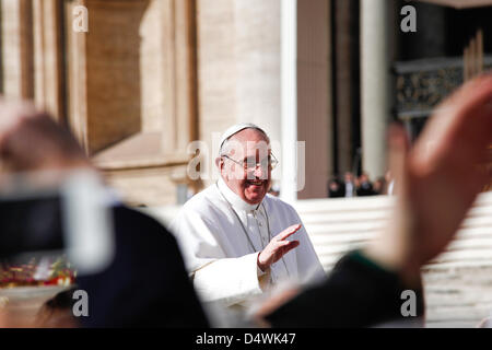 Vatikan-Stadt. Rom. Italien. 19. März 2013. Papst Francis feiert erste Messe auf dem Petersplatz.  Bildnachweis: Carmine Flamminio/Alamy Live-Nachrichten) Stockfoto