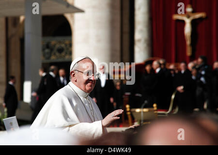 Vatikan-Stadt. Rom. Italien. 19. März 2013. Papst Francis feiert erste Messe auf dem Petersplatz.  Bildnachweis: Carmine Flamminio/Alamy Live-Nachrichten) Stockfoto