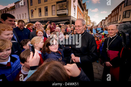 Chichester, Sussex, UK. 19. März 2013. Der Erzbischof von Canterbury Justin Welby, besucht auf seiner Reise des Gebets vor seiner Inthronisation noch in dieser Woche Chichester Cathedral in West Sussex.  Bildnachweis: Jim Holden / Alamy Live News Stockfoto