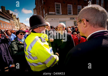 Chichester, Sussex, UK. 19. März 2013. Der Erzbischof von Canterbury Justin Welby, besucht auf seiner Reise des Gebets vor seiner Inthronisation noch in dieser Woche Chichester Cathedral in West Sussex.  Bildnachweis: Jim Holden / Alamy Live News Stockfoto