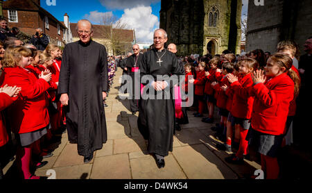 Chichester, Sussex, UK. 19. März 2013. Der Erzbischof von Canterbury Justin Welby, besucht auf seiner Reise des Gebets vor seiner Inthronisation noch in dieser Woche Chichester Cathedral in West Sussex. Erzbischof Welby (rechts) Nicholas Frayling Dekan von Chichester (links).  Bildnachweis: Jim Holden / Alamy Live News Stockfoto