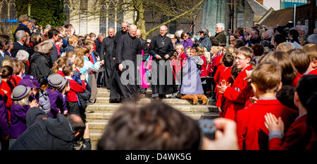 Chichester, Sussex, UK. 19. März 2013. Der Erzbischof von Canterbury Justin Welby, besucht auf seiner Reise des Gebets vor seiner Inthronisation noch in dieser Woche Chichester Cathedral in West Sussex. Erzbischof Welby im Bild ganz rechts.  Bildnachweis: Jim Holden / Alamy Live News Stockfoto