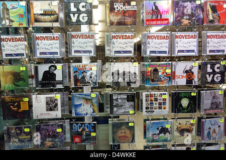 Neu veröffentlichten Spanisch und andere Musik-CDs im Shop Display, Santa Cruz De Tenerife, Kanarische Inseln Stockfoto