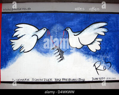 Das Kunstwerk von Rosemarie Schinzler, "Alles Offen" (alles ist offen), im August 2009 auf einem Abschnitt der Berliner Mauer an der East Side Gallery an der Mühlenstraße in Berlin, Deutschland, abgebildet ist. Nach der Öffnung der innerdeutschen Grenze im November 1989 wurden die konkreten Teile der Berliner Mauer zwischen Ostbahnhof und Warschauer Straße von internationalen Künstlern gemalt. Foto: Dieter Palm Stockfoto