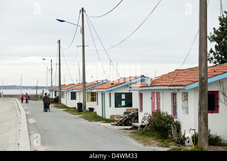 Oyster Farmer es Kabinen mit Austern-Verkostung im Hafen von Andernos Les Bains, Gironde, Frankreich Stockfoto