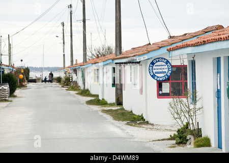 Oyster Farmer es Kabinen mit Austern-Verkostung im Hafen von Andernos Les Bains, Gironde, Frankreich Stockfoto