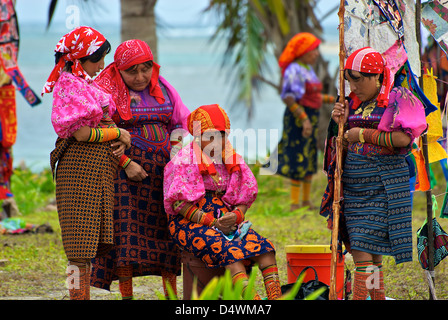 Die bunt gekleideten indianischen Ureinwohner von San Blas Islansds in Panama Stockfoto