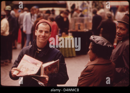Ein Foto vom Mai 1973, das den Fountain Square in der Innenstadt von Cincinnati zeigt. Das Bild zeigt eine Gemeindeveranstaltung, bei der Hare Krishna-Literatur während der israelischen Geburtstagsfeier verteilt wurde. Stockfoto