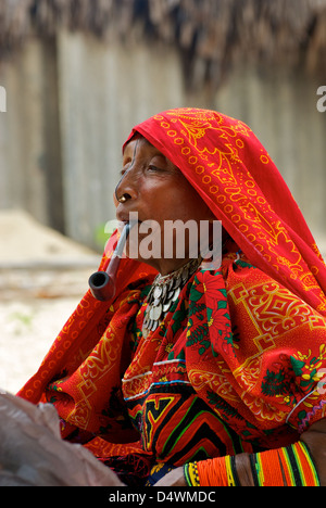 Die bunt gekleideten indianischen Ureinwohner von San Blas Islansds in Panama Stockfoto