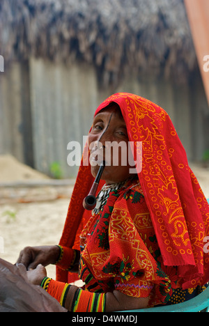 Die bunt gekleideten indianischen Ureinwohner von San Blas Islansds in Panama Stockfoto