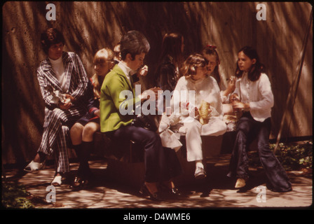 Ein Foto vom Mai 1973, das Büroangestellte zeigt, die ihre Mittagszeit am Fountain Square in der Innenstadt von Cincinnati genießen. Das Bild unterstreicht die Bedeutung öffentlicher Räume für die Stadtbewohner. Stockfoto