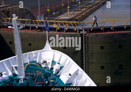 Schiffe im Abschnitt Miraflores Schleuse des Panamakanals Stockfoto