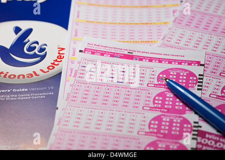 Nahaufnahme von National Lotto Lotto Slips Formulare und Pen England Großbritannien Großbritannien Großbritannien Großbritannien Großbritannien Großbritannien Großbritannien Großbritannien Großbritannien Großbritannien Großbritannien Großbritannien Großbritannien Großbritannien Großbritannien Großbritannien Großbritannien Stockfoto