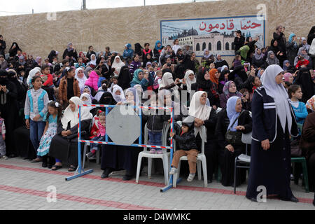 19. März 2013 - Gaza-Stadt, Gazastreifen, Palästina - Palästinenser besuchen eine Polizei-Abschlussfeier an einer Polizeiakademie in Gaza-Stadt 19. März 2013 (Credit-Bild: © Ashraf Amra/APA Images/ZUMAPRESS.com) Stockfoto