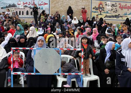 19. März 2013 - Gaza-Stadt, Gazastreifen, Palästina - Palästinenser besuchen eine Polizei-Abschlussfeier an einer Polizeiakademie in Gaza-Stadt 19. März 2013 (Credit-Bild: © Ashraf Amra/APA Images/ZUMAPRESS.com) Stockfoto