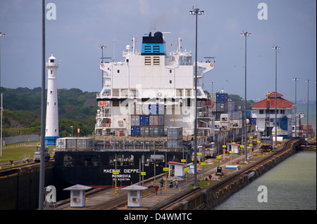 Schiffe im Abschnitt Miraflores Schleuse des Panamakanals Stockfoto