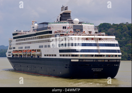 Der Holland America Line Kreuzfahrt Schiff, MV Statendam Richtung Westen in den Panamakanal. Stockfoto