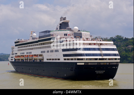 Der Holland America Line Kreuzfahrt Schiff, MV Statendam Richtung Westen in den Panamakanal. Stockfoto