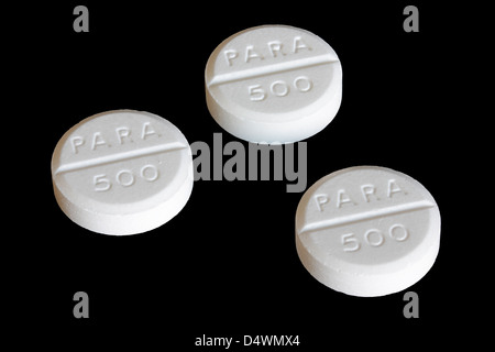 3 Paracetamol Tabletten auf schwarzem Hintergrund isoliert Stockfoto