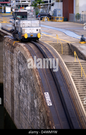 Schiffe im Abschnitt Miraflores Schleuse des Panamakanals Stockfoto