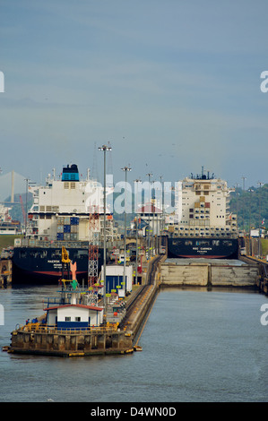Schiffe im Abschnitt Miraflores Schleuse des Panamakanals Stockfoto