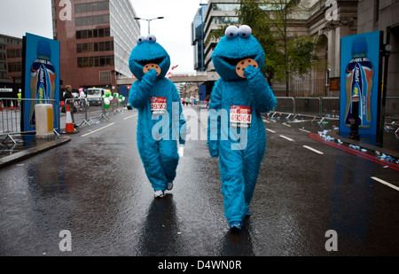 Cookie Monster fancy dress Läufern an der London Marathon, 2012 Stockfoto