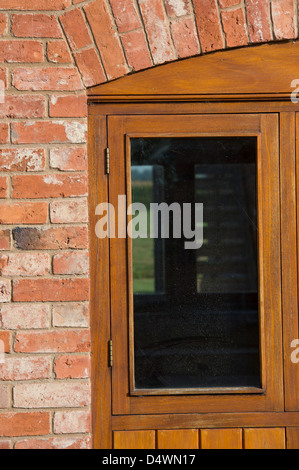 Gerahmte doppelt verglaste Holzfenster in einer neu umgebauten Scheune im ländlichen England. Stockfoto