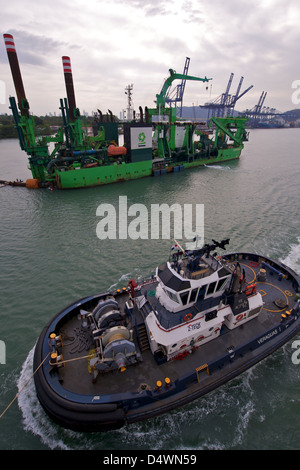 Schiffe im Abschnitt Miraflores Schleuse des Panamakanals Stockfoto