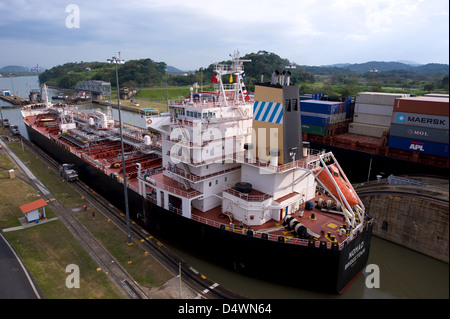 Schiffe im Abschnitt Miraflores Schleuse des Panamakanals Stockfoto