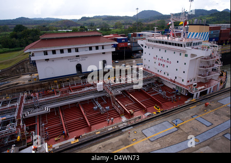 Schiffe im Abschnitt Miraflores Schleuse des Panamakanals Stockfoto