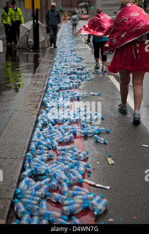 Trinken Flaschen Teilhaber an der London Marathon verworfen, April 2012 Stockfoto