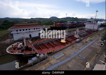 Schiffe im Abschnitt Miraflores Schleuse des Panamakanals Stockfoto