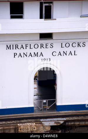 Nahaufnahme des Verwaltungsgebäudes an der Miraflores-Schleuse auf den Panama-Kanal Stockfoto