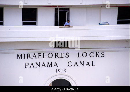 Nahaufnahme des Verwaltungsgebäudes an der Miraflores-Schleuse auf den Panama-Kanal Stockfoto