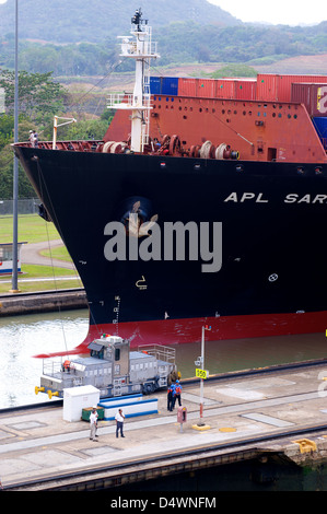 Schiffe im Abschnitt Miraflores Schleuse des Panamakanals Stockfoto