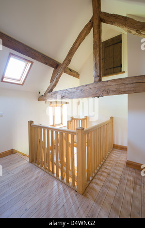Im ersten Stock in einer neu umgebauten Scheune im ländlichen England landen. Stockfoto