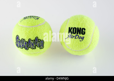 Zwei Kong Airdog Squeakair Hund Spielzeug extra harten Stil gelbe Tennisbälle Stockfoto