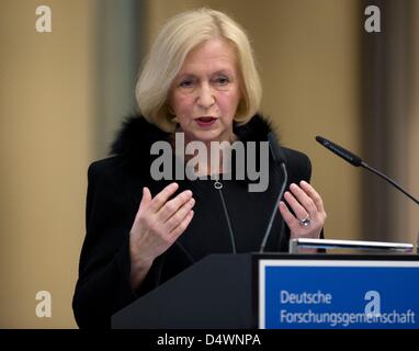 Deutsche Forschungsministerin Johanna Wanka Gespräche während der Gottfried-Wilhelm-Leibniz-Zeremonie in Berlin, Deutschland, 19. März 2013. Der Preis wird an außergewöhnlichen Wissenschaftler von der DFG vergeben. Foto: SOEREN STACHE Stockfoto