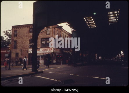 Ansicht unter Hochbahn Tracks in Bushwick Avenue in Brooklyn, New York City... 06/1974 Stockfoto