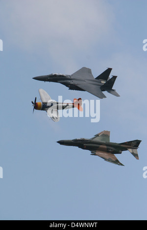 Eine f-15 Eagle, p-47 Thunderbolt und eine f-4 Phantom in einem Erbe Flug während der Flügel über Houston Airshow. Stockfoto