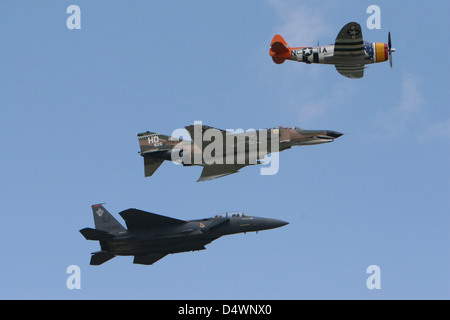 Eine p-47 Thunderbolt, f-4 Phantom und f-15 Eagle in einem Erbe Flug während der Flügel über Houston Airshow. Stockfoto