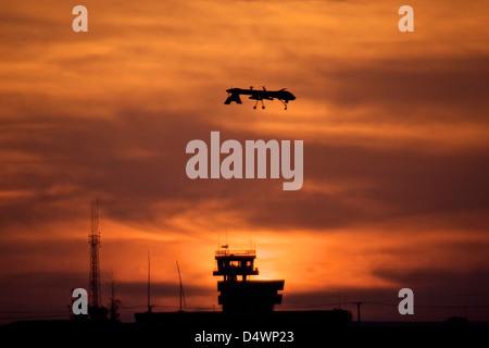 Ein MQ-1 Predator über COB Speicher bei Sonnenuntergang, Tikrit, Irak. Stockfoto