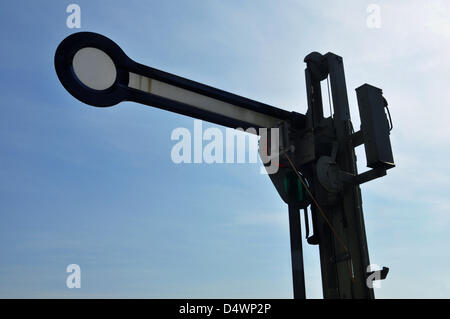 ILLUSTRATION - Datei Bild datiert 18. September 2012 zeigt ein Signalgerät der Deutschen Bahn mit blauem Himmel in Berlin, Deutschland. Foto: Verlag/Steinach -) Stockfoto