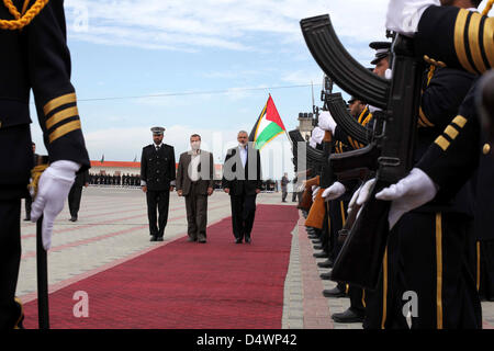 19. März 2013 - nimmt Gaza-Stadt, Gaza-Streifen - Premierminister der palästinensischen Autonomiebehörde, ISMAIL HANIYEH, Teil an einer Polizei-Abschlussfeier. (Kredit-Bild: © Ashraf Amra/APA-Images/ZUMAPRESS.com) Stockfoto