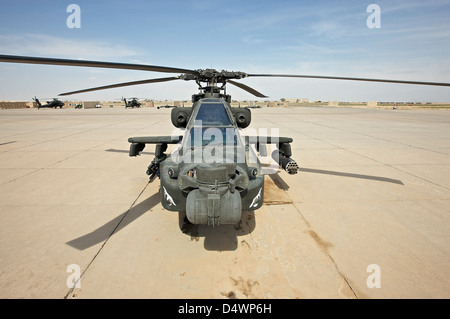 AH - 64D Apache Longbow bei COB Speicher, Tikrit, Irak, während der Operation Iraqi Freedom Stockfoto